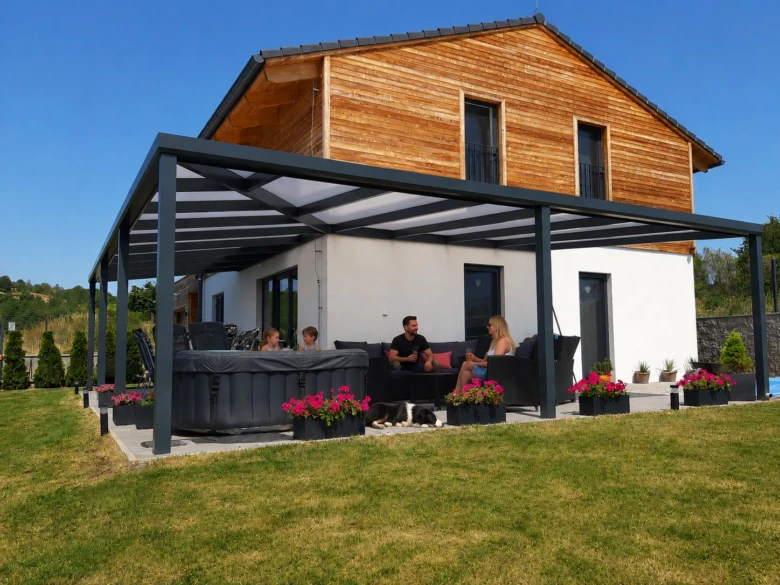 Hliníková pergola s horkou vanou a sedacími místy na zahradě.