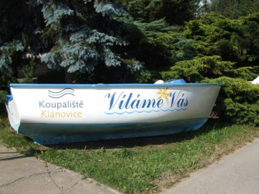 Černobílá loď s nápisem o koupališti v Klánovicích.