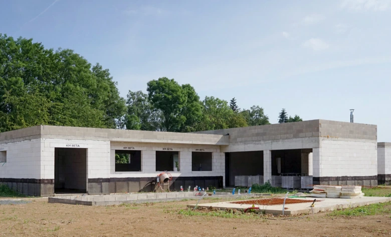 Stavba rodinného domu v hrubé fázi s betonovými zdivy.