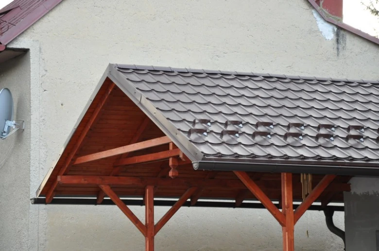 Montáž oplechování střechy s dřevěným rámem a závětní lištou