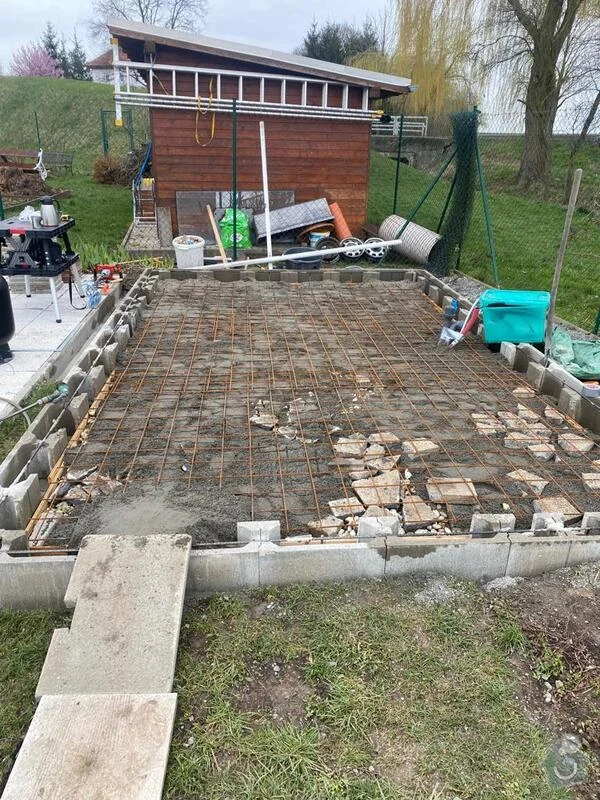 Základová deska pro zahradní domek s výztuží před betonováním.