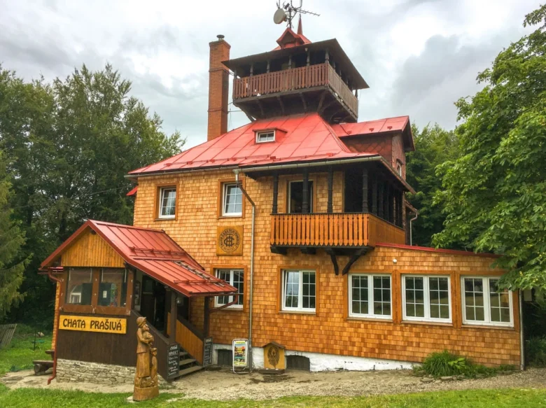 Dřevěná chata s věží v Beskydech