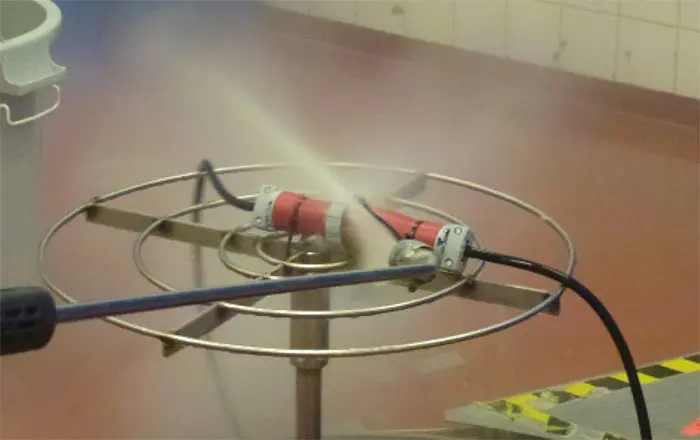 Testování ochrany proti vniknutí vody na elektrickém zařízení.