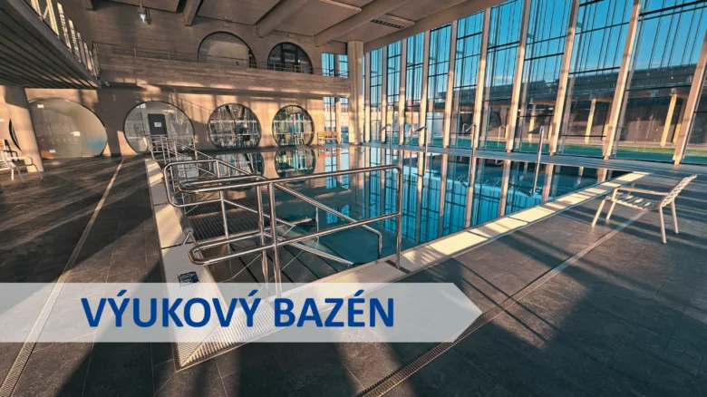Vnitřní plavecký bazén s velkými okny v Znojmě.