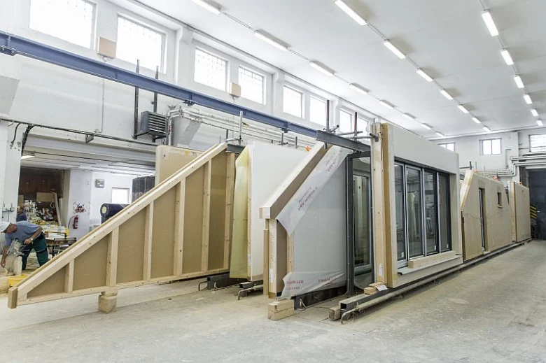 Řada dřevěných stavebních panelů v továrně na dřevozpracování.