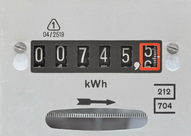 Mechanický elektroměr s čísly 00745,6 na displeji.