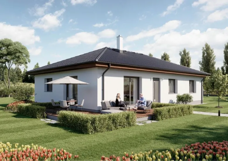 Moderní bílý bungalov s zahradou a venkovním posezením.