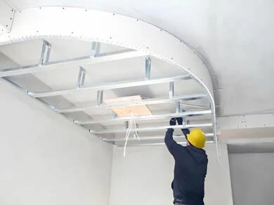 Montáž kovového rámu pro snížený sádrokartonový strop.