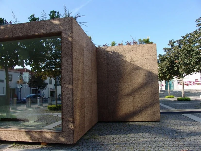Moderní stavební prvek z korku jako izolační materiál.