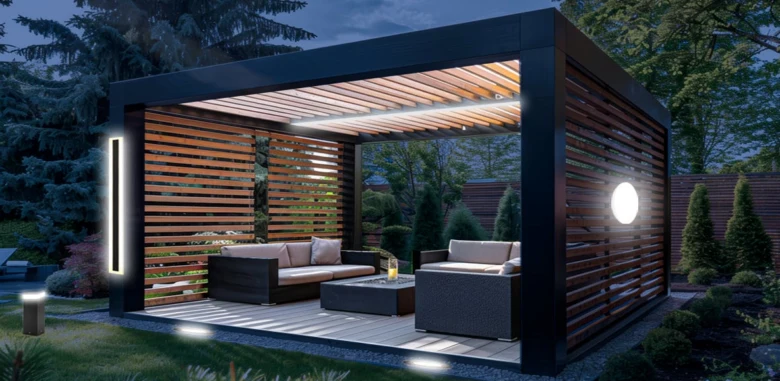 Moderná osvětlená pergola s venkovním sedacím nábytkem v zahradě.