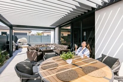 Bioklimatická pergola s rozkládací střechou na zahradním posezení.
