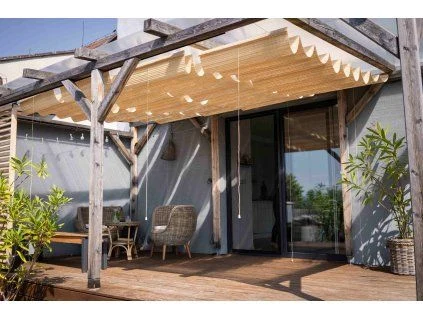 Dřevěná pergola s plachtou pro stínění na zahradní terase.