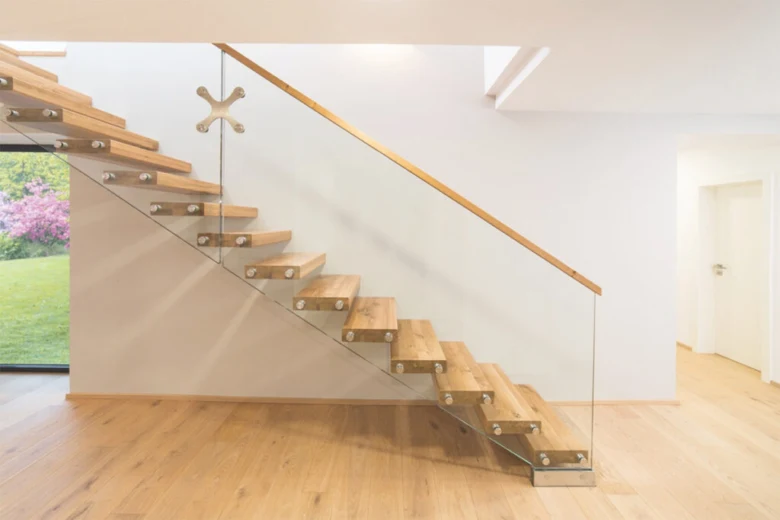 Moderní dřevěné schodiště s bezpečnostním sklem a designovým zábradlím.