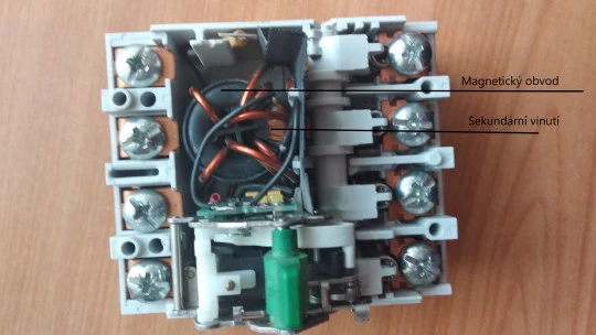 Vnitřní konstrukce elektrického kontaktu s označením magnetického obvodu a sekundární vinutí.