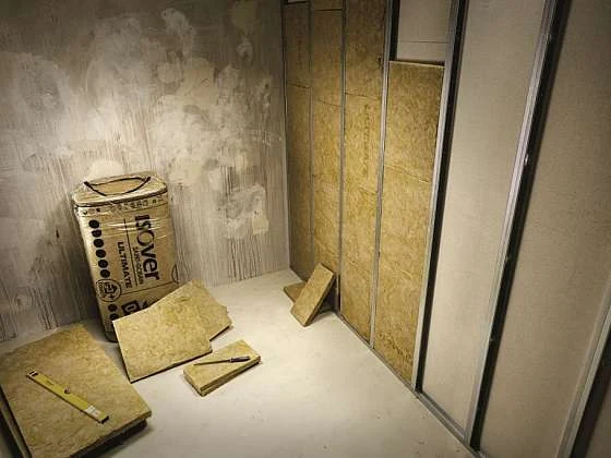 Práce na sádrokartonu: desky, izolace a nástroje pro stavbu.