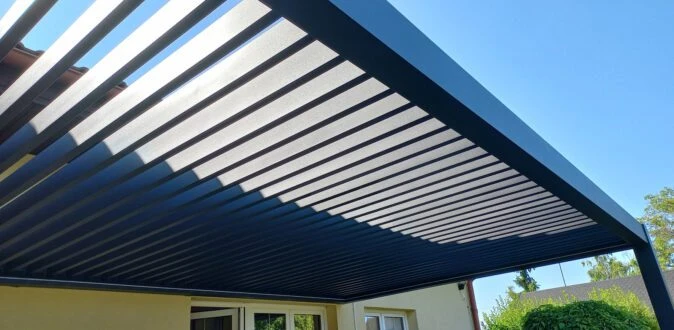 Moderní bioklimatická pergola s nastavitelnými lamelami.