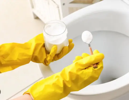 Cleaning toilet with powder and spoon