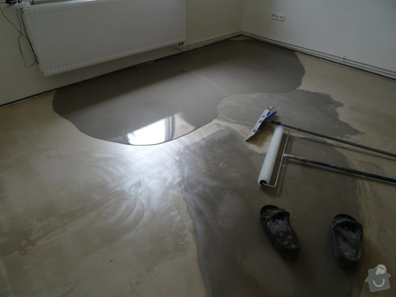 Návod na aplikaci samonivelačního povrchu stěrkou do podlahy.