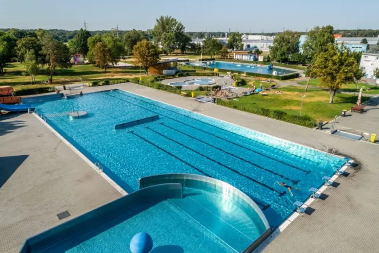Venkovní bazénová komplex s více plaveckými dráhami v Hodoníně.