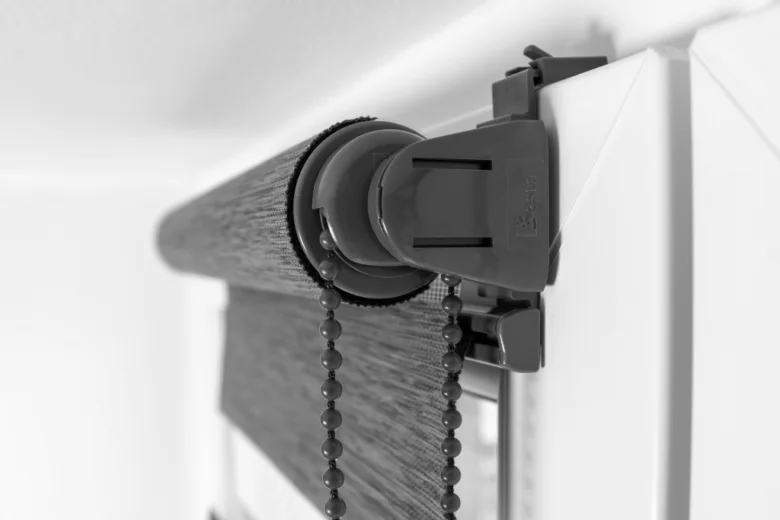 Detailní záběr na mechanismus rolety den a noc s řetězy.