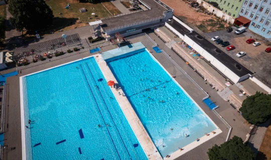 Vzdušný pohled na dvě venkovní bazény v koupališti.