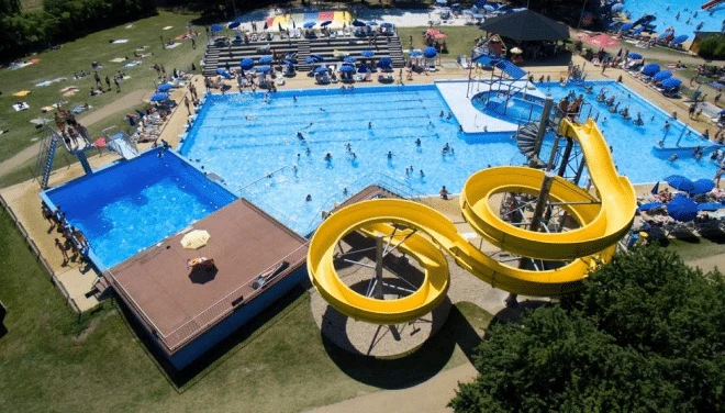 Vodní hřiště s bazény a žlutými skluzavkami