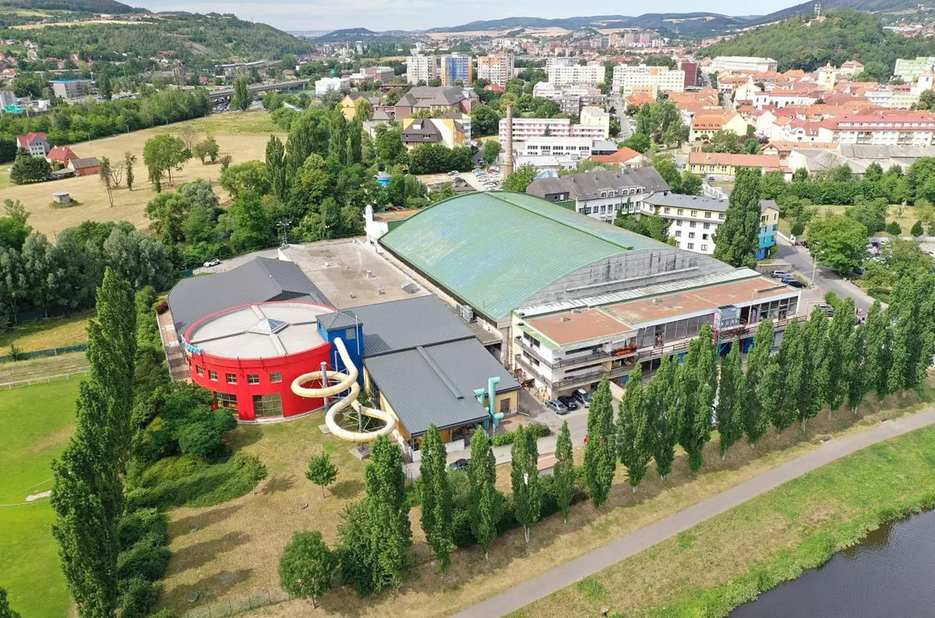 Vzdušný pohled na bazén s vodními skluzavkami v Berouně.