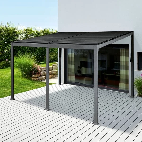 Moderní černá pergola na dřevěné terase u domu.