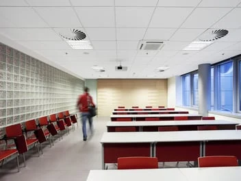 Moderní kancelář s kazetovým minerálním stropem a integrovaným osvětlením.