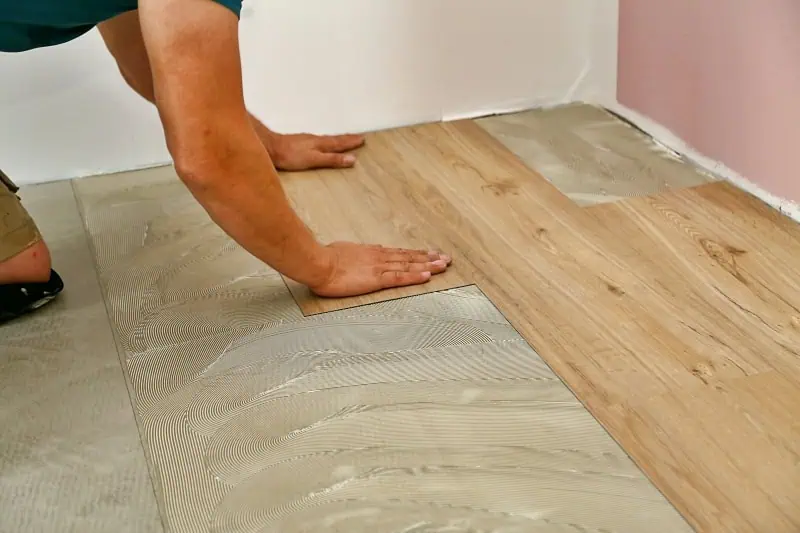 Montáž vinylové podlahy s lepidlem do koupelny