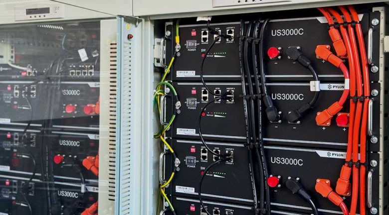 Moduly virtuální baterie s fotovoltaikou v elektrickém skříni.