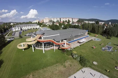 Vzdušný pohled na venkovní bazén s vodními skluzavkami v Turnově.
