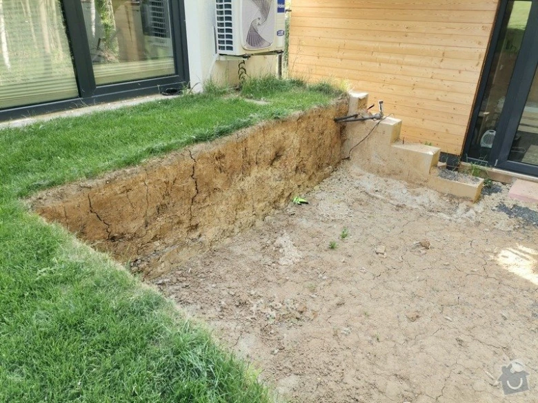 Příprava svahového terénu pro pokládku zámkové dlažby.