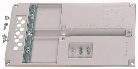 Otevřená elektrická rozvaděč s montážními lištami a svorkovnicemi.