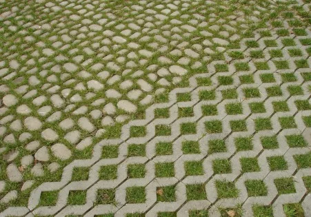 Zatravňovací dlažba s kameny a betonovými kostky pro trávník.