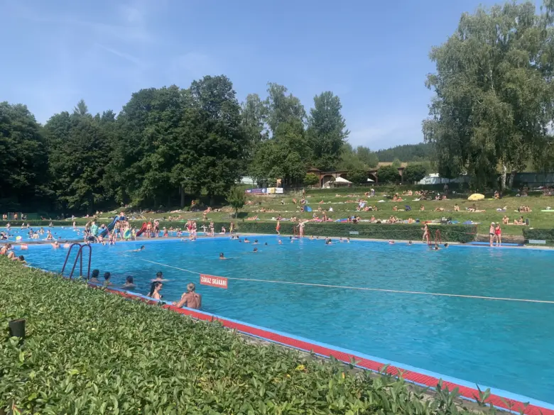 Venkovní bazén Sluníčko v Liberci s lidmi ve vodě