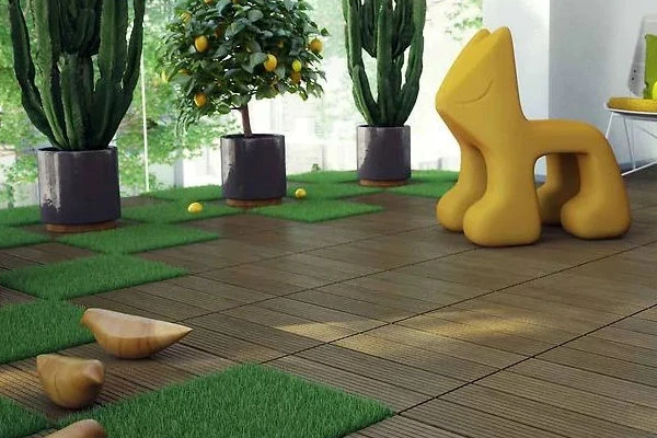 Moderní balkon s dřevěnou podlahou a umělou travou.