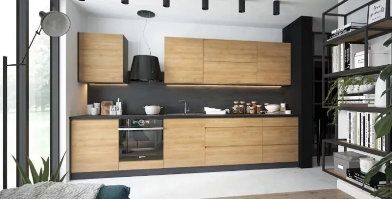 Moderní kuchyňské skříňky z dřeva s černou pracovní deskou.