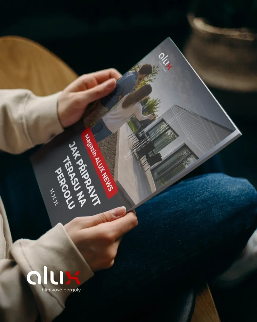 Člověk čte magazín o přípravě terasy pro pergolu