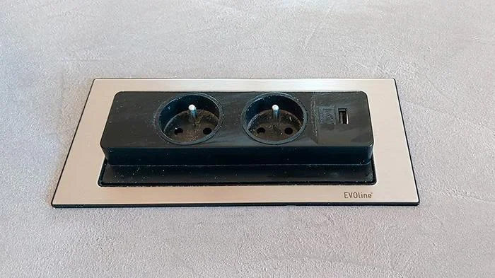 Zásuvka s dvěma kontakty a integrovaným USB portem pro nabíjení.