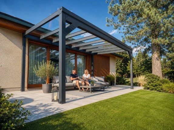 Moderní hliníková pergola s venkovním sedacím prostorem.