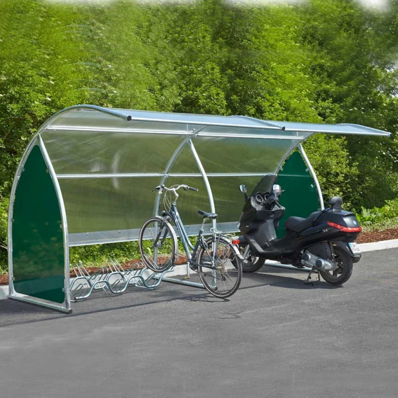 Přístřešek na kola s bicyklem a skúterem venku.