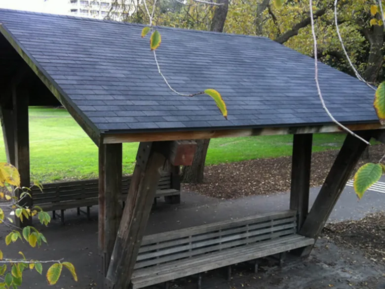 Střecha z šindele na dřevěném přístřešku v parc.