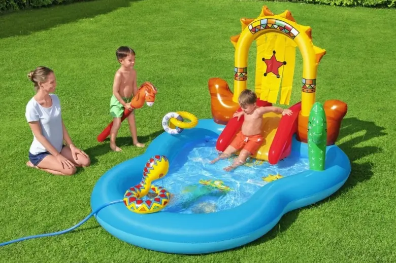 Dětský nafukovací bazén s skluzavkou pro zahradní hru.