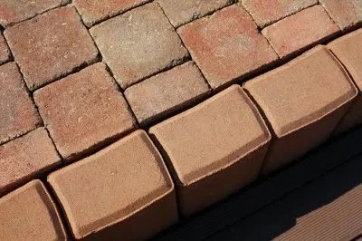 Konkrétní betonové tvárnice na dřevěné terase.