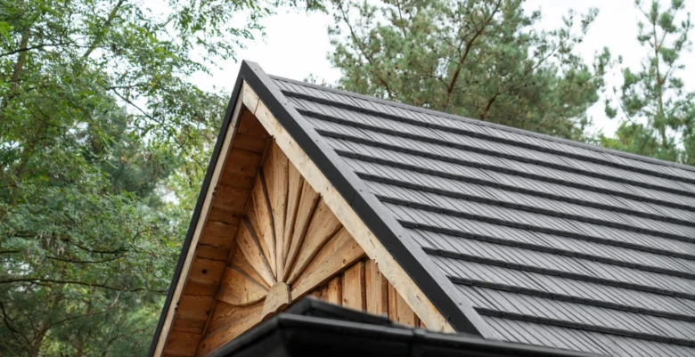 Střecha s oplechováním, závětrnou lištou a dřevěným dekorativním prvkem