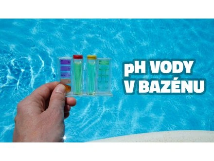 Ruka drží proužky na měření pH vody v bazénu.