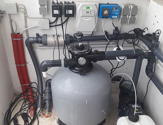 Filtrovací systém bazénu s čerpadlem a dávkovačem chemikálií.