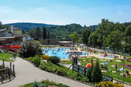 Venkovní bazénové komplex s více plaveckými bassény v Luhačovicích nebo Pozlovicích.