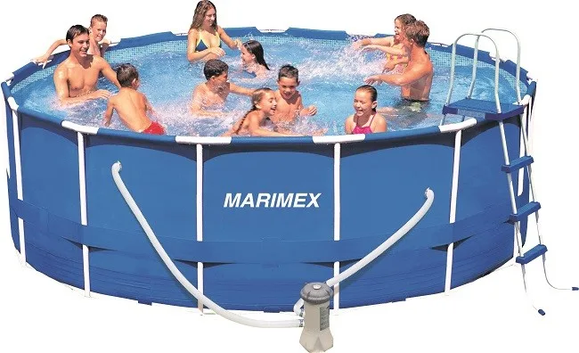 Modrý nadzemní bazén s dětmi hrajícími si ve vodě.